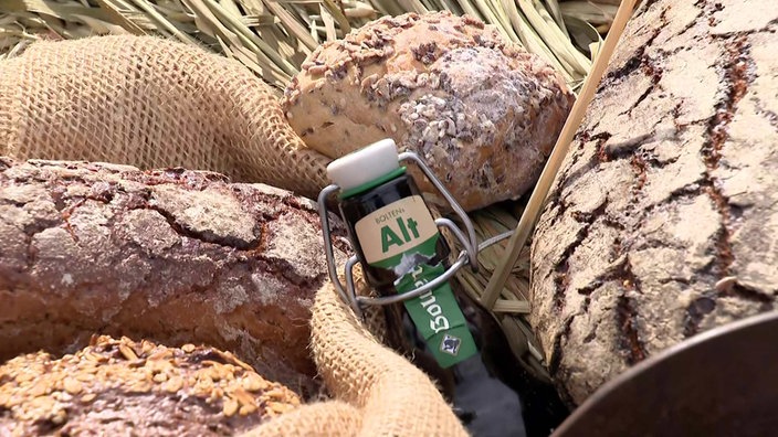 Bierflasche zwischen Brotlaiben