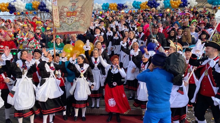 Karneval-Eröffnungsprogramm am Ottoplatz in Deutz: Karnevalisten singen und tanzen
