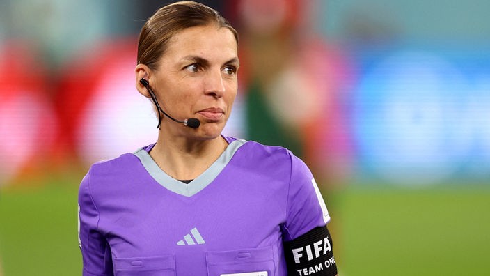 Schiedsrichterin Stéphanie Frappart auf dem Spielfeld. Sie ist die erste Frau, die bei einer Fußball-WM der Männer ein Spiel pfeift.