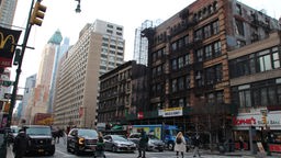 Das teilweise eingerüstete Haus mit der Adresse "939 Eight Avenue" im New Yorker Stadtbezirk Manhattan, wo Joseph Pilates sein erstes Studio eröffnete. 