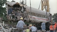 Ein Kran hebt einen zerstoerten ICE Waggon am 06.06.1998 in Eschede