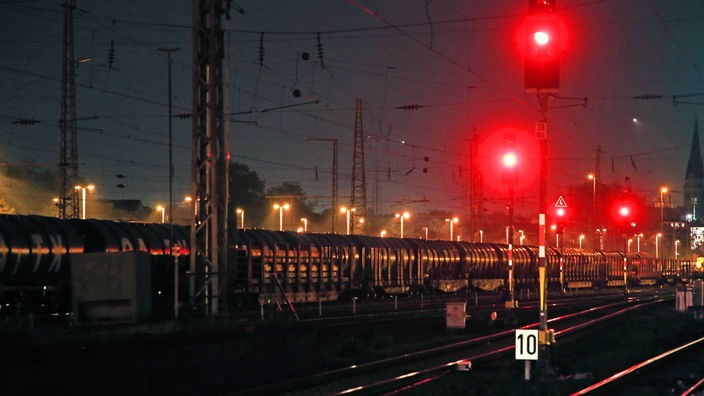 Gleise beim Essener Hauptbahnhof und ein leuchtende, rotes Licht.
