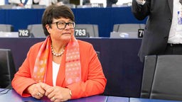Sabine Verheyen (l, CDU, Fraktion EVP) sitzt vor der Wahl der Vizepräsidenten des Parlaments im Gebäude des Europäischen Parlaments.