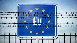 Symbolbild: Stacheldrahtzaun vor einem Schild mit der Aufschift "EU" und dem EU-Sternenkranz.