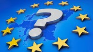 Ein großes Fragezeichen vor einer Europa-Karte
