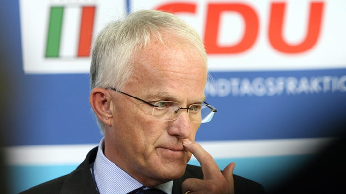 Jürgen Rüttgers (2009) voe dem Logo der NRW-CDU