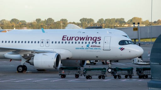 Nordrhein-Westfalen, Düsseldorf: Ein Flugzeug von Eurowings steht am Flughafen in Düsseldorf am Boden.