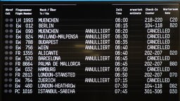  Blick auf die Anzeigetafel mit annullierten Flügen von Eurowings am Flughafen Köln/Bonn