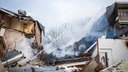 Zwei Häuser stehen in Trümmern, zwischen ihnen klafft ein riesiges Loch, wo einst ebenfalls ein Haus stand