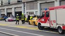 Feuerwehrleute laufen vor Box 27 in der Boxengasse des Nürburgrings