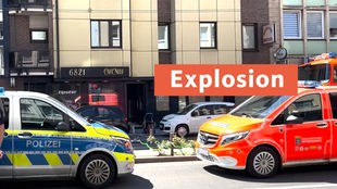 Einsatzwagen nach einer Explosion mit Verletzten und einem Toten in Solingen