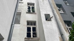 Zerbrochene Fensterscheiben durch Explosionen in Köln-Mülheim