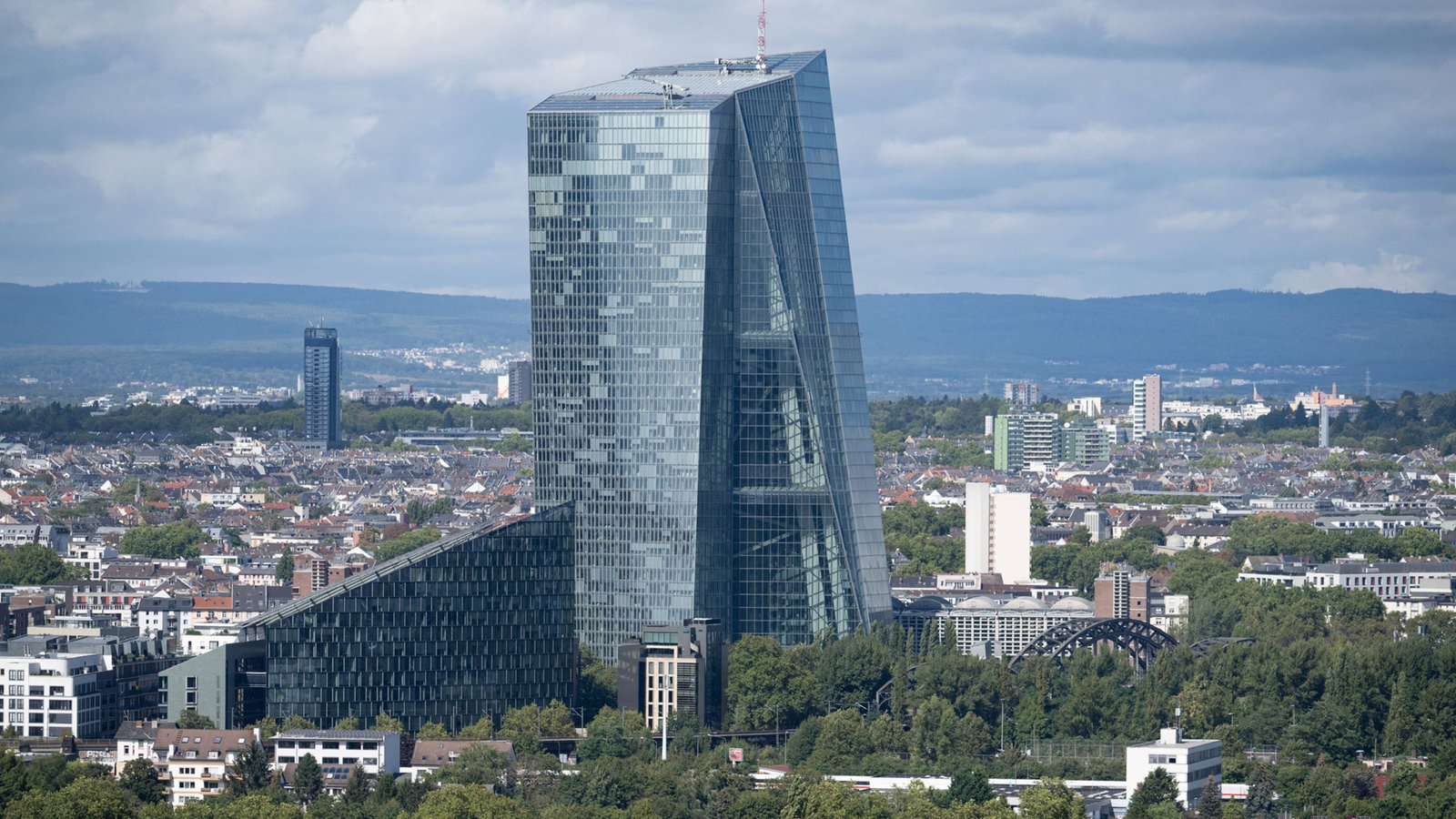 ECB lowers key interest rates: What this means for consumers – News