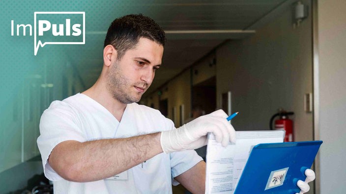 Fachkräftemangel: Ein Albanischer Krankenpfleger füllt Unterlagen aus