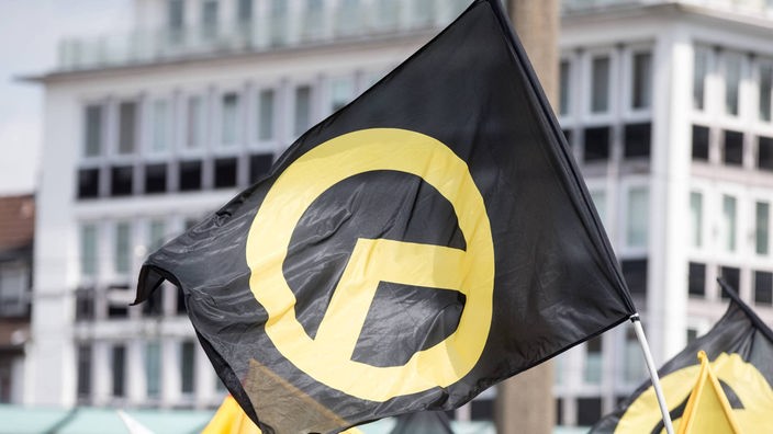 Gelb-schwarze Fahne der Identitären Bewegung
