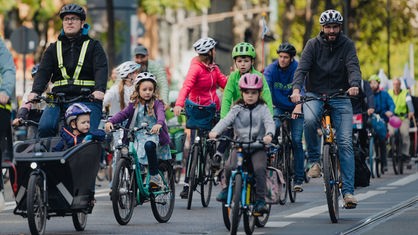 Köln: Kinder und Erwachsene fahren bei der Fahrraddemo "Kidical Mass" mit