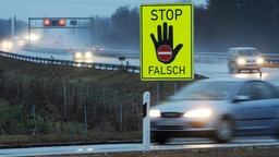 Hinweisschild gegen Falschfahrer bei Autobahnausfahrt