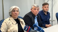 Familie Genç bei einer Pressekonferenz