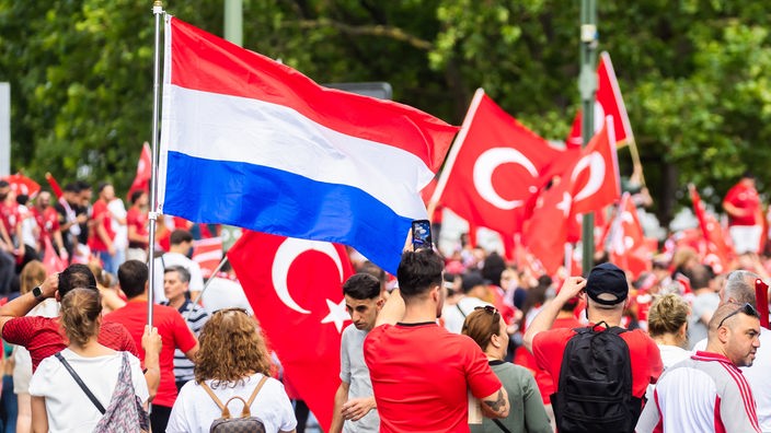 Eine niederländische Flagge ist inmitten von Türkei-Fans zu sehen