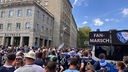 Fan-Marsch für den VfL Bochum, Fans laufen vor dem Rathaus in Bochum entlang