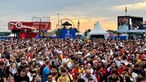 Fanzone beim Düsseldorfer Rheinkirmes