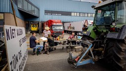 Bauern blockieren den Eingang des Distributionszentrums eines Supermarktes, um gegen die Stickstoffpolitik der Regierung in Nijkerk zu protestieren.