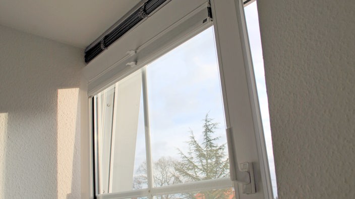 Ein gekipptes Fenster lässt weniger heiße Luft rein, aber auch weniger Schadstoffe raus.