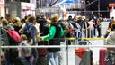 Reisende am Flughafen Köln/Bonn stehen in der Abflughalle an den Schaltern in Schlangen