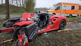 Ferrari-Unfall in Olfen. Der Fahrer ist mit dem Sportwagen gegen einen Baum geprallt