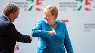 Bundeskanzlerin Angela Merkel (r), und Armin Laschet (beide CDU), Ministerpräsident von Nordrhein-Westfalen, stehen auf dem Gelände der Galopprennbahn auf dem roten Teppich.