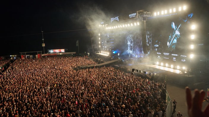 Fans stehen beim Aufttritt der britischen Rockband ·Muse· vor der Hauptbühne des Festivals ·Rock am Ring