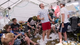 Festivalbesucher aus Dortmund haben zum des Open-Air-Rockfestivals «Rock am Ring» eine Schneemaschine auf das Campinggelände gebracht.