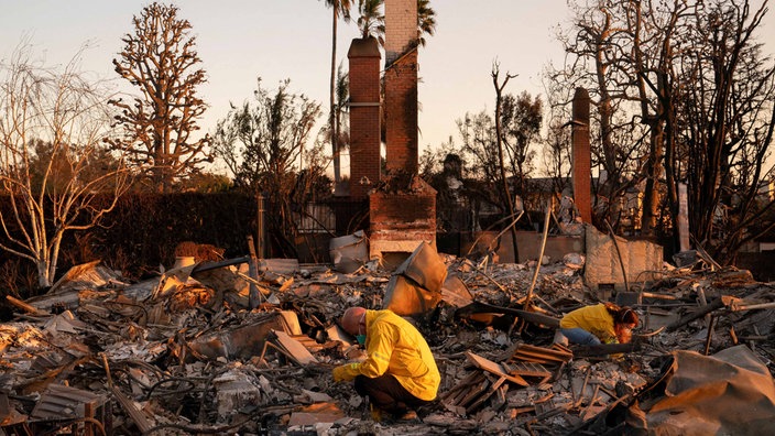 Bewohner durchsuchen die Überreste ihres Hauses, das durch das Palisades-Feuer im Stadtteil Pacific Palisades in Los Angeles, Kalifornien, zerstört wurde