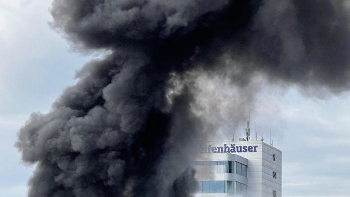 Dunkle Rauchwolken bei Brand in Troisdorf