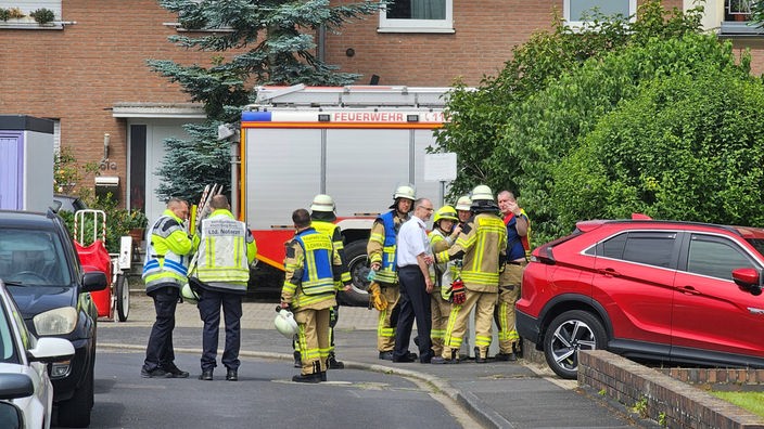 Verpuffung: Die Feuerwehr ist vor Ort 