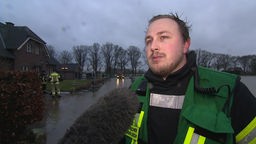 Feuerwehrmann gibt ein Interview während seines Hochwasser-Einsatzes
