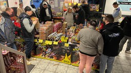 Menschen kaufen beim Feuerwerksverkauf in Essen ein