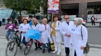 Demonstration in Bochum. . Die Besonderheit hier in Bochum: Es nehmen auch Ärzte und Mitarbeiter aus medizinischen Berufen teil. „Health for Future“ heißt die Initiative. 
