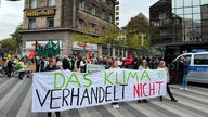 Die FFF-Demonstration in Gelsenkirchen. Start  war um 16.30h am Goldbergplatz und dann ging es über De-la-Chevalleriestrasse am Rathaus vorbei.