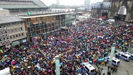 Vor dem Kölner Hauptbahnhof versammelten sich tausende Demonstranten.