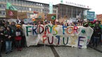 In Köln demonstrierten rund 10.000 junge Menschen für mehr Klimaschutz.