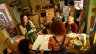 Frauen basteln und malen in einem Wohnzimmer Schilder für Proteste