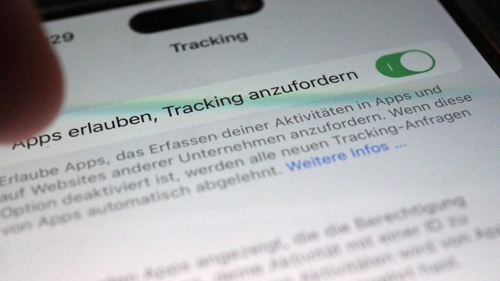 Ein Smartphone-Bildschirm zeigt die Option, Apps die Erlaubnis zu erteilen, Tracking anzufordern.