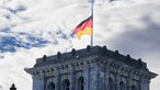 Flagge am Berliner Reichstag auf Halbmast