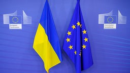 Die ukrainische Flagge neben der Flagge der EU.