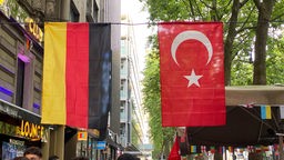 Deutsche und Türkische Flagge hängen nebeneinander