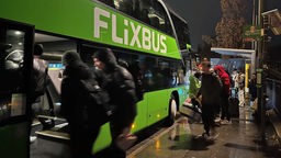 Menschen steigen in einen Flixbus 