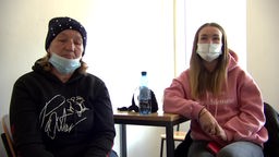Zwei Frauen aus der Ukraine, die am 02.03.122 in Düren ankamen