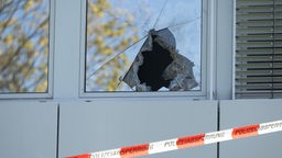  Ein Absperrband der Polizei hängt vor einer zerbrochenen Fensterscheibe einer geplanten Flüchtlingsunterkunft in Bautzen (Aufnahme vom 02.11.2022)