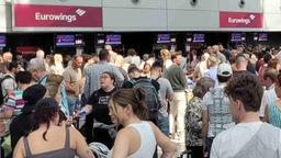 Menschen am Flughafen Düsseldorf am 19. Juli 2024